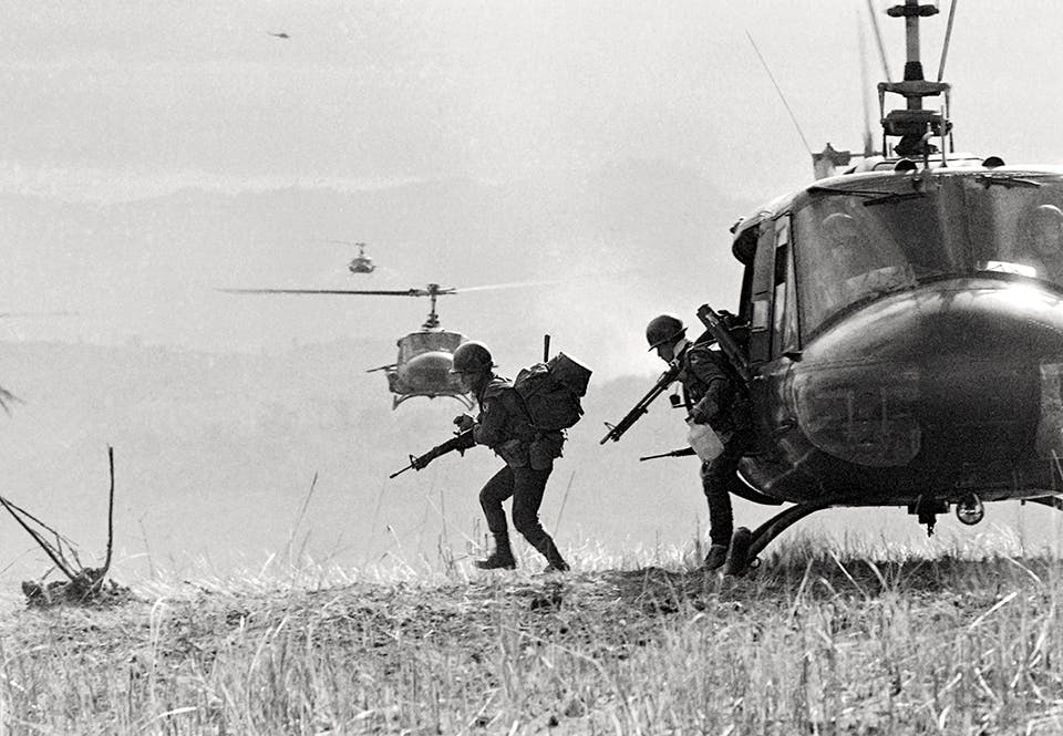 Sydvietnamesiska trupper landsätts av en amerikansk helikopter