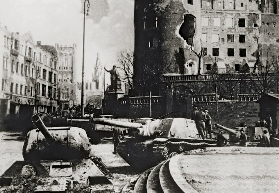 n sovjetisk T-34/85 och två stormartillerivagnar n sovjetisk T-34/85 och två stormartillerivagnar