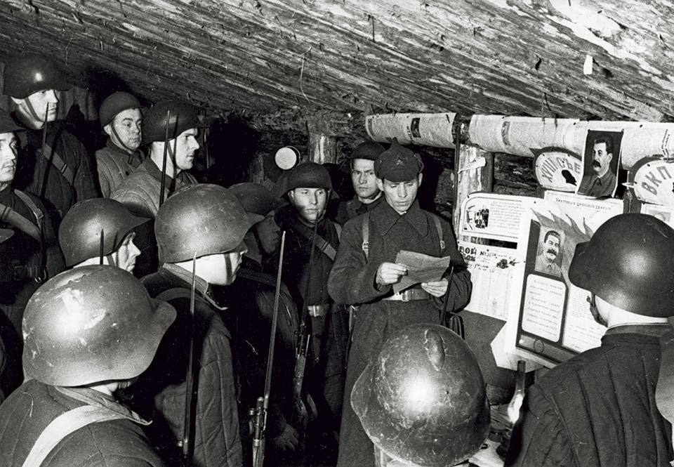 En kommissarie läser upp order för soldater på den finska fronten vintern 1939 En kommissarie läser upp order för soldater på den finska fronten vintern 1939