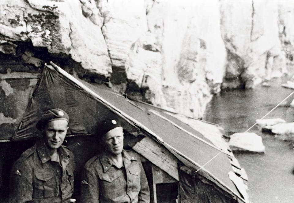 Joachim Rønneberg och Birger Strømsheim vid ingången till den operationsbas