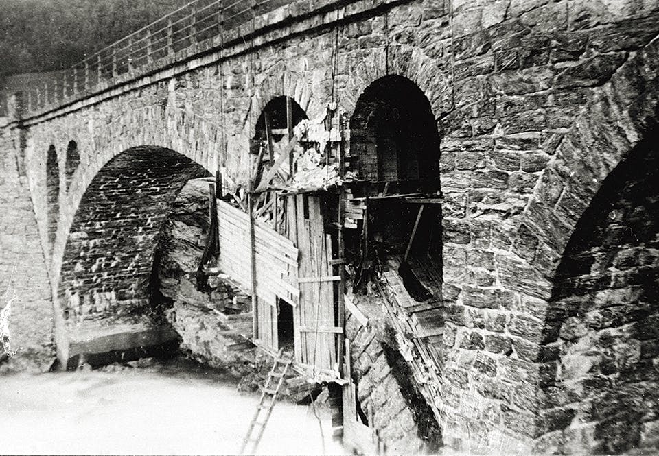 Stuguflåtens bro efter sprängningen i januari 1945.