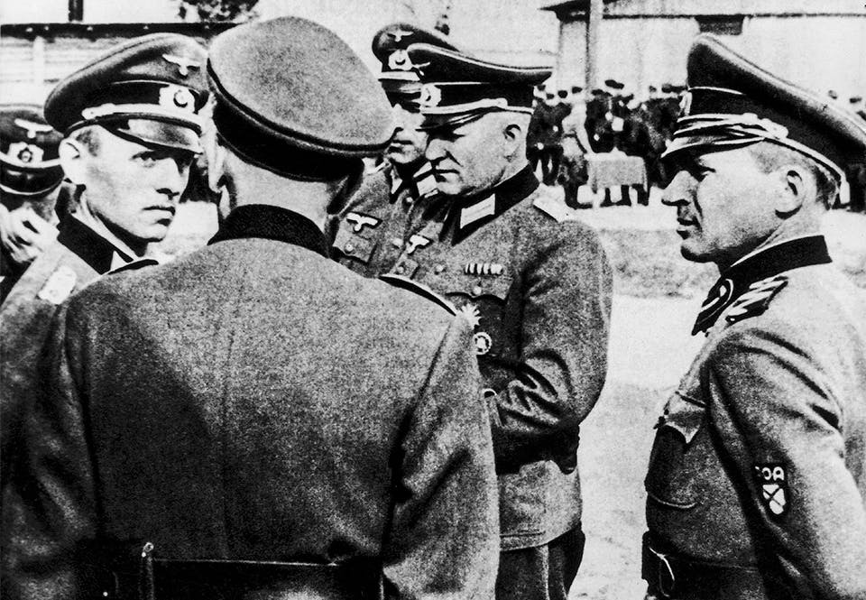 Gehlen med ryska officerare i tysk uniform på besök i ett fångläger