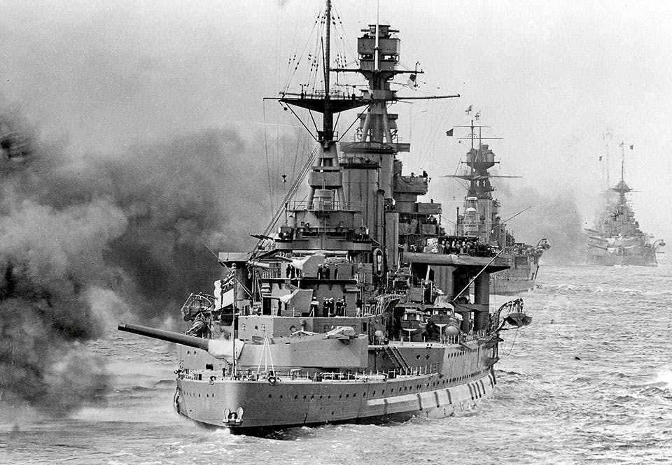 Slagkryssarna HMS Renown (närmast) och HMS Hood under en brittisk flottmanöver i Engelska kanalen 1939