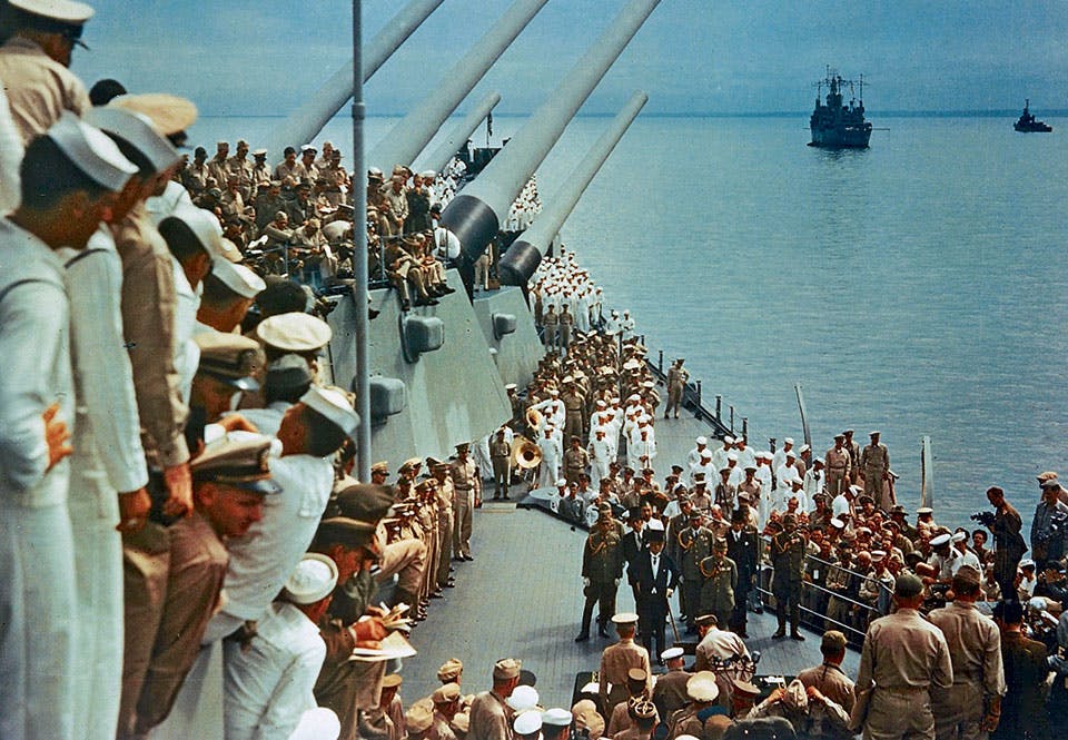 En japansk delegation undertecknar en villkorslös kapitulation ombord på USS Missouris däck
