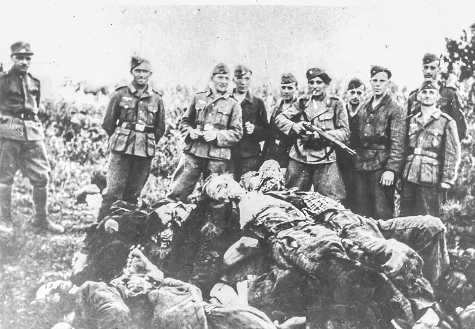 Kroatiska soldater med mördade civila 1942.