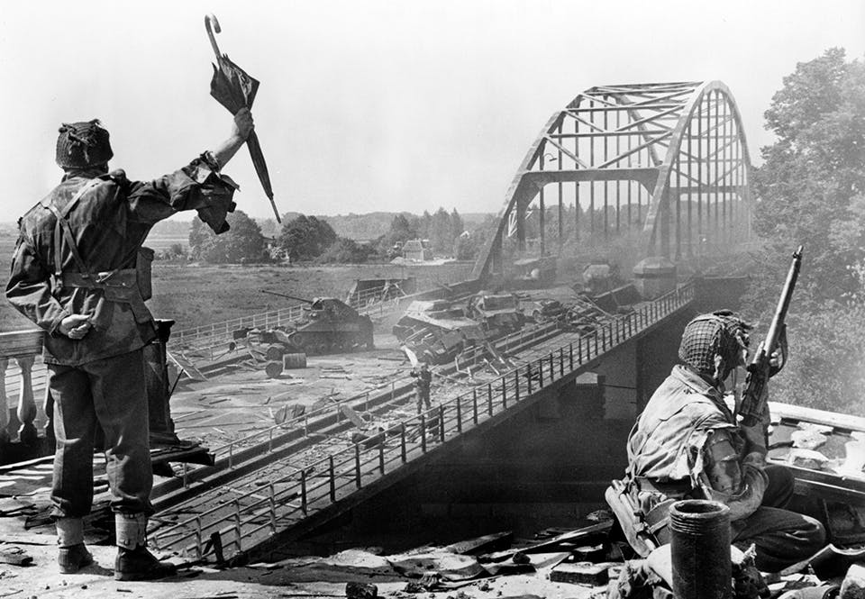 Tatham-Warter inspirerade den paraplybärande rollfiguren major Harry Carlyle