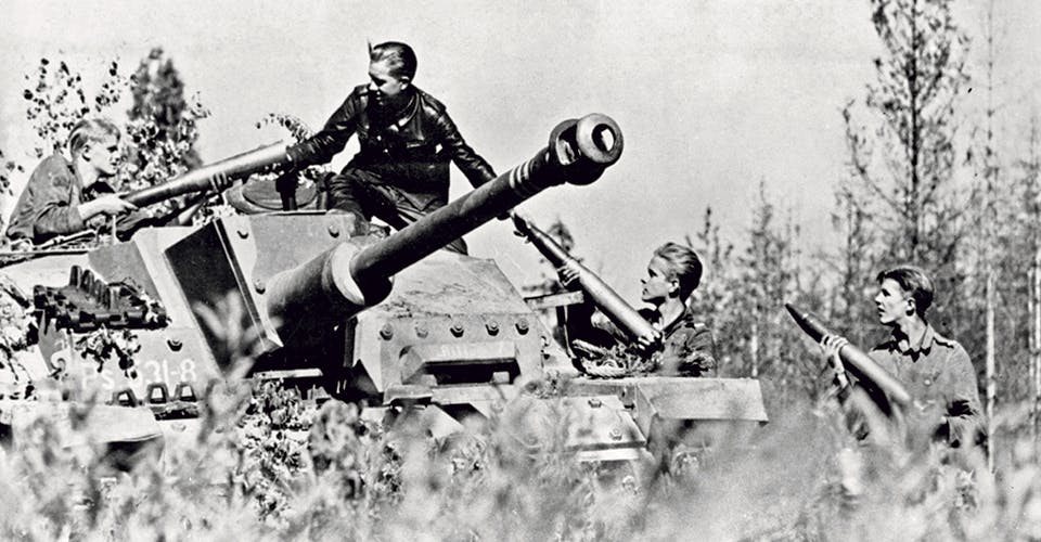 Finska soldater lastar ammunition