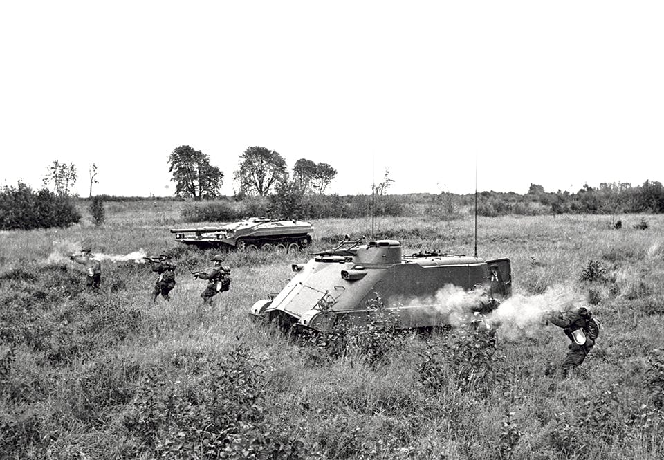 En Pbv 302 tillsammans med en stridsvagn 103 under en övning