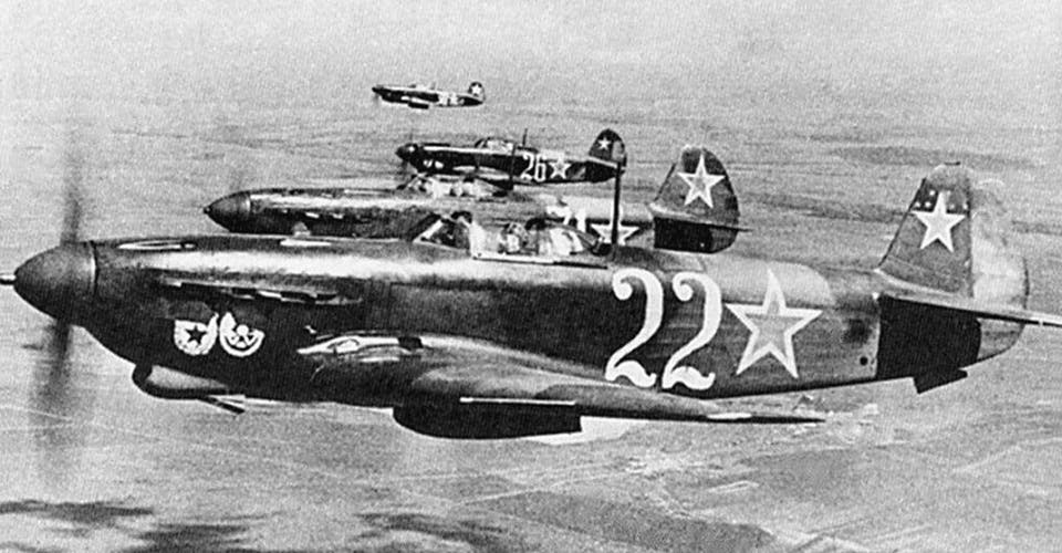 En grupp Jak-9 över Sevastopol 1944.