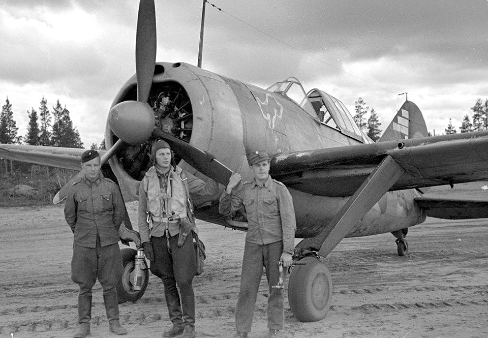 Hasse Wind med markpersonal framför sin Brewster Buffal