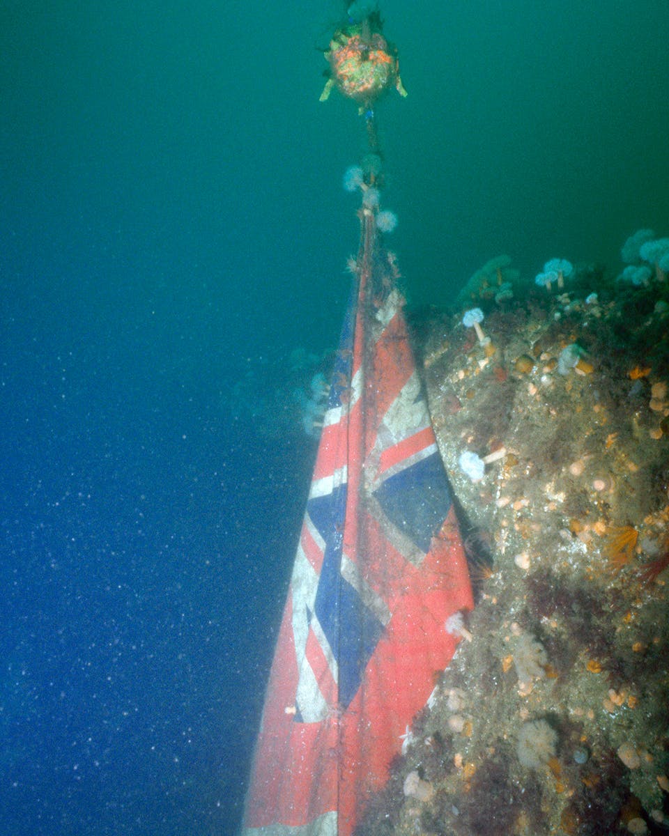en örlogsflagga på den sjunkna Royal Oak.