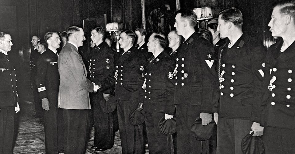 Besättningen på U 47 tackas av Adolf Hitler