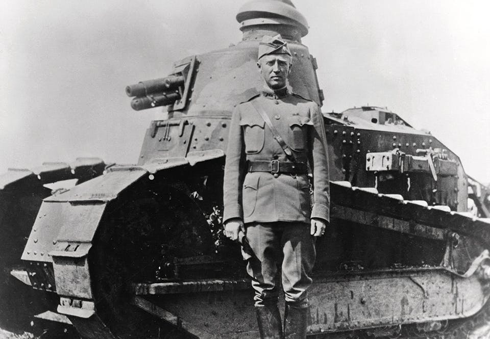 George S Patton framför en Renault FT