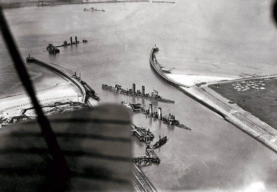 brittiska spärrfartygen i inloppet till kanalen i Zeebrugge brittiska spärrfartygen i inloppet till kanalen i Zeebrugge