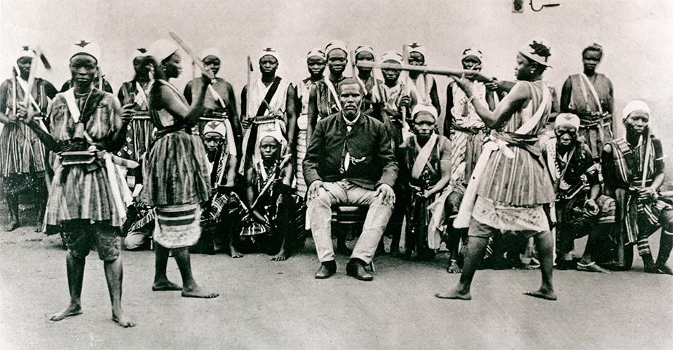 Kvinnliga krigare tränar stridsteknik framför Dahomeys vicekung