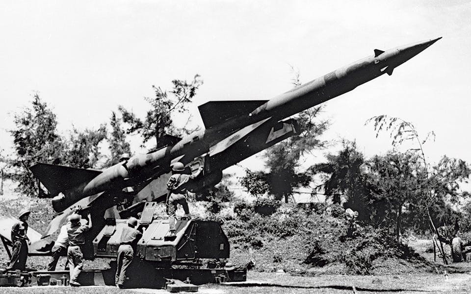 Nordvietnamesiska soldater klargör en S-75 under Vietnamkriget