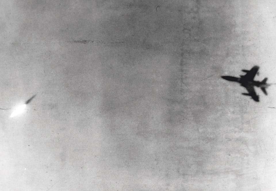 En S-75 robot på väg mot ett amerikanskt F-105 Thunderchief under Vietnamkriget.