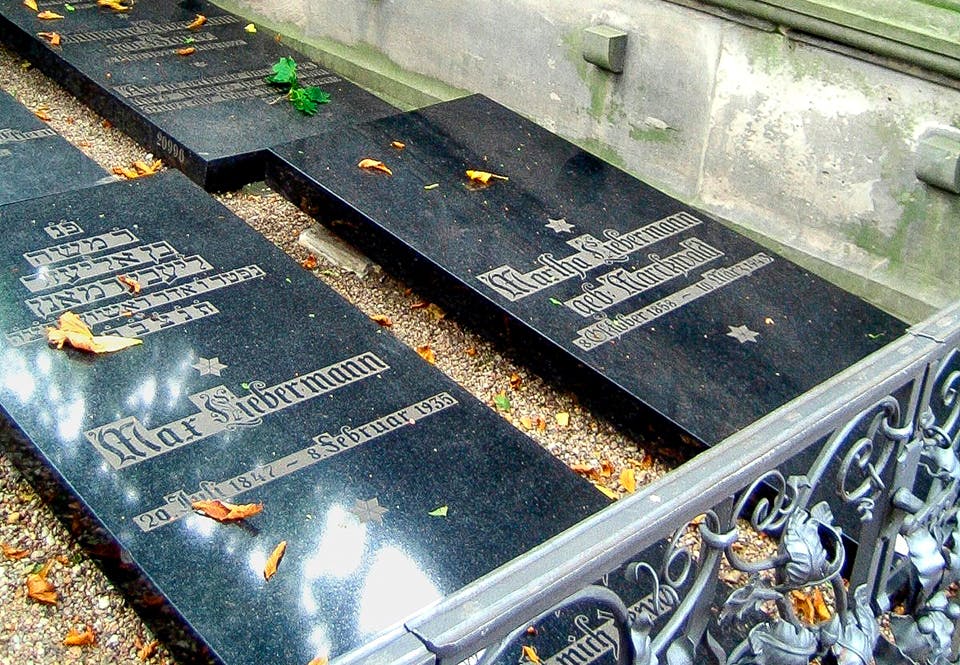 Martha och Max Liebermann är begravda på den judiska kyrkogården i Weissensee.
