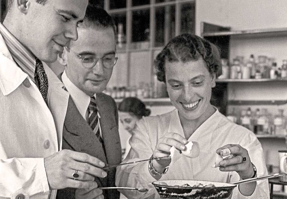 Laboratoriepersonal vid Deutschen Fettsäurewerke och Märkischen Seifenindustrie