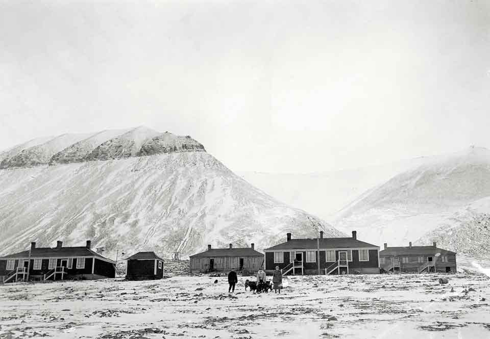 Arbetarbostäder vid Sveagruvan, i karg omgivning.