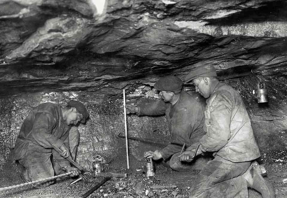 Kontroll av en transportväg inne i gruvan.