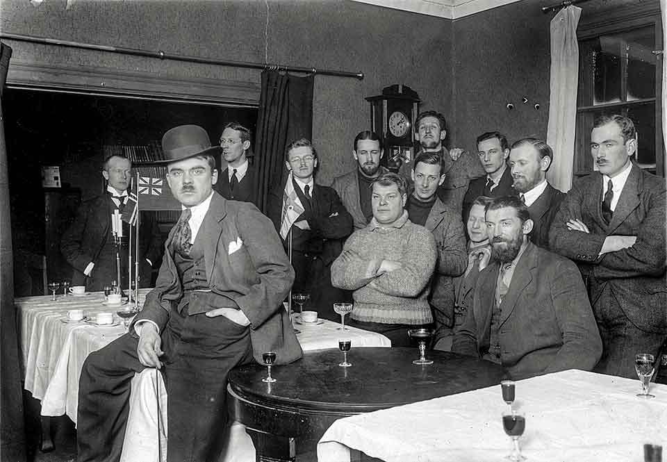 Svenskar, danskar och norrmän under en fest i mässen.