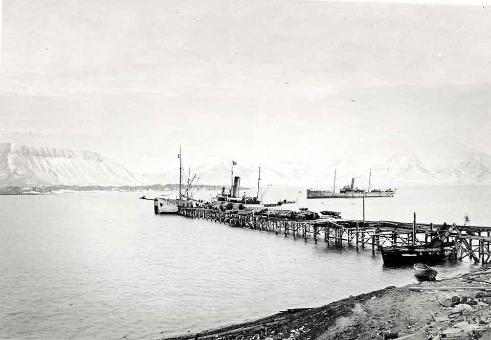 Fartyg i fjorden vid Sveagruvan.