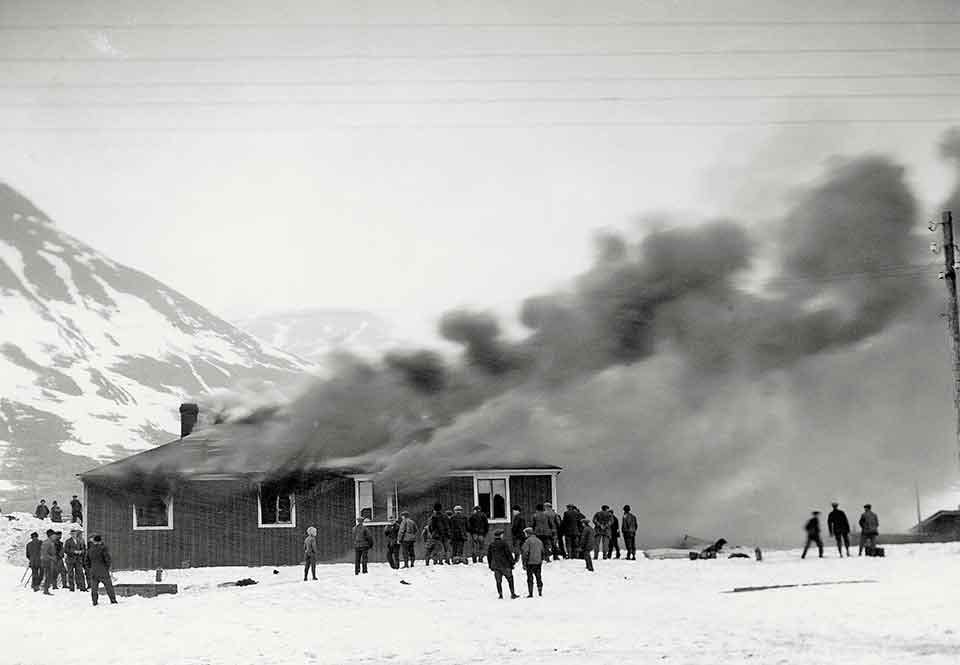 Brand i en av byggnaderna i samhället vid Sveagruvan, 1919.