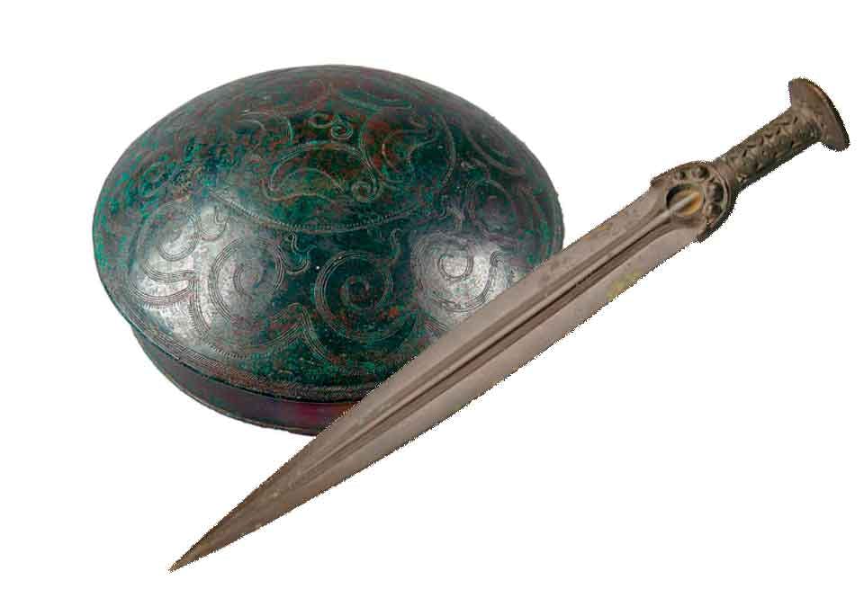 Svärd från Västergötland och hängkärl från Halland. Båda i brons.