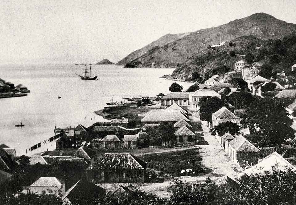 Hamnen i Gustavia år 1869. Fotografi av Carl Constantin Lyon.