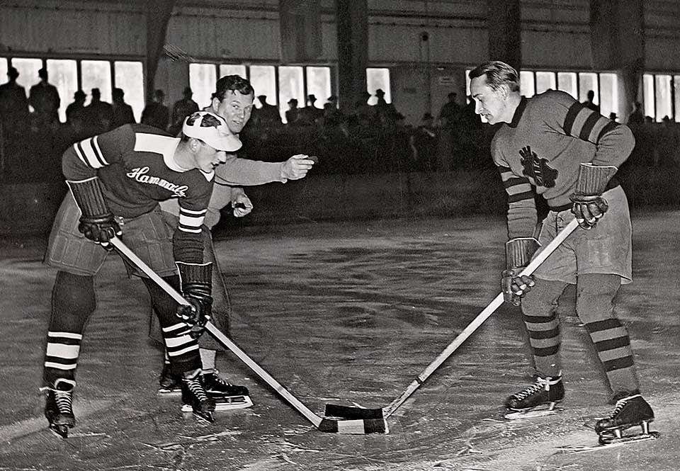 Sven »Svenne Berka« Bergquist och Axel »Acke« Nilsson står beredda att teka när Hammarby möter AIK i DM-finalen 1936.