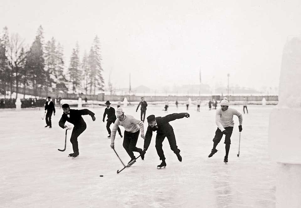 På bilden, tagen i Stockholm 1901, syns den puckliknade trätrissa som användes innan den byttes till den merkontrollerbara bollen
