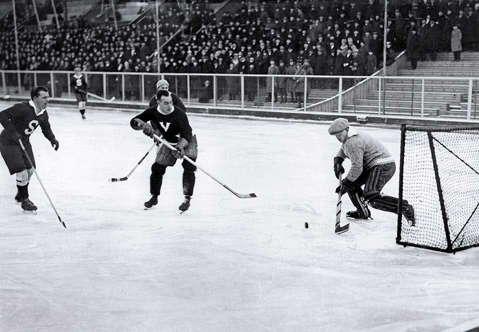Det kanadensiska laget Victoria mötte Södertälje SK på Stockholms stadion 1927.