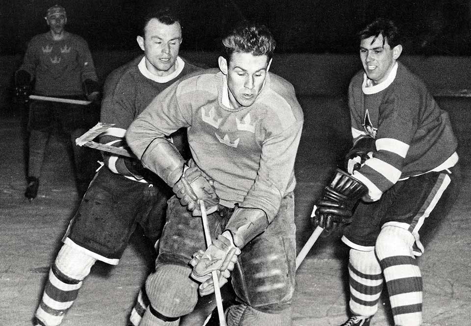 Sven »Tumba« Johansson var en av svensk hockeys stora stjärnor. Här under en VM-match mot Tjeckoslovakien 1954.