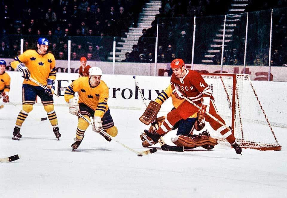 Tre Kronors Lars-Göran Nilsson dribblar med pucken under matchen mot Sovjetunionen vid ishockey-VM 1970.