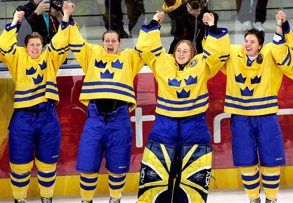 Damkronorna, med målvakten Kim Martin, firar sitt silver vid OS i Turin 2006. Det är svensk damishockeys största framgång hittills.