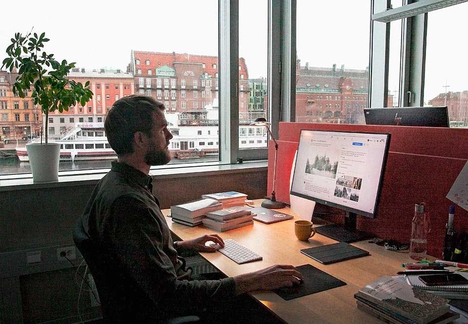 Robin Ekelund vid sitt skrivbord