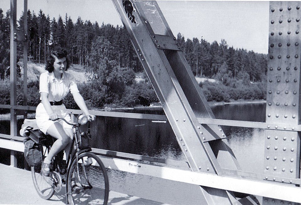 En ung kvinna på cykel.