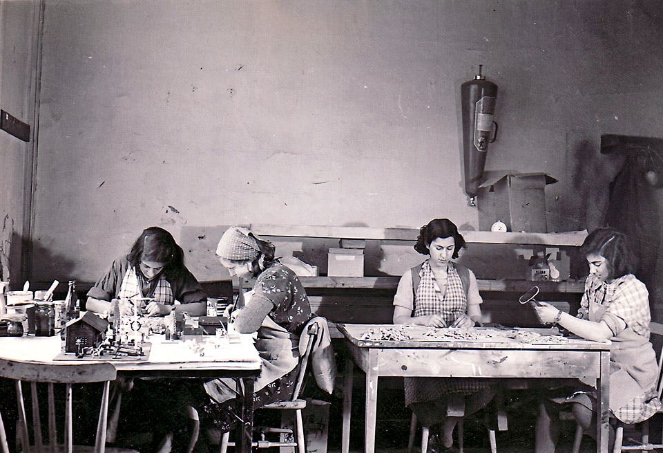 Kibbutzungdomar som arbetar på leksaksfabriken Pluba.