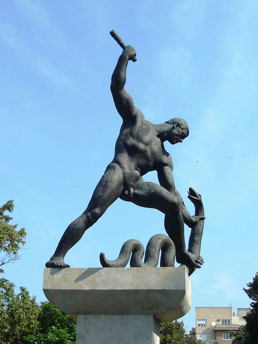 Staty med man som håller i orm i Budapest Staty med man som håller i orm i Budapest