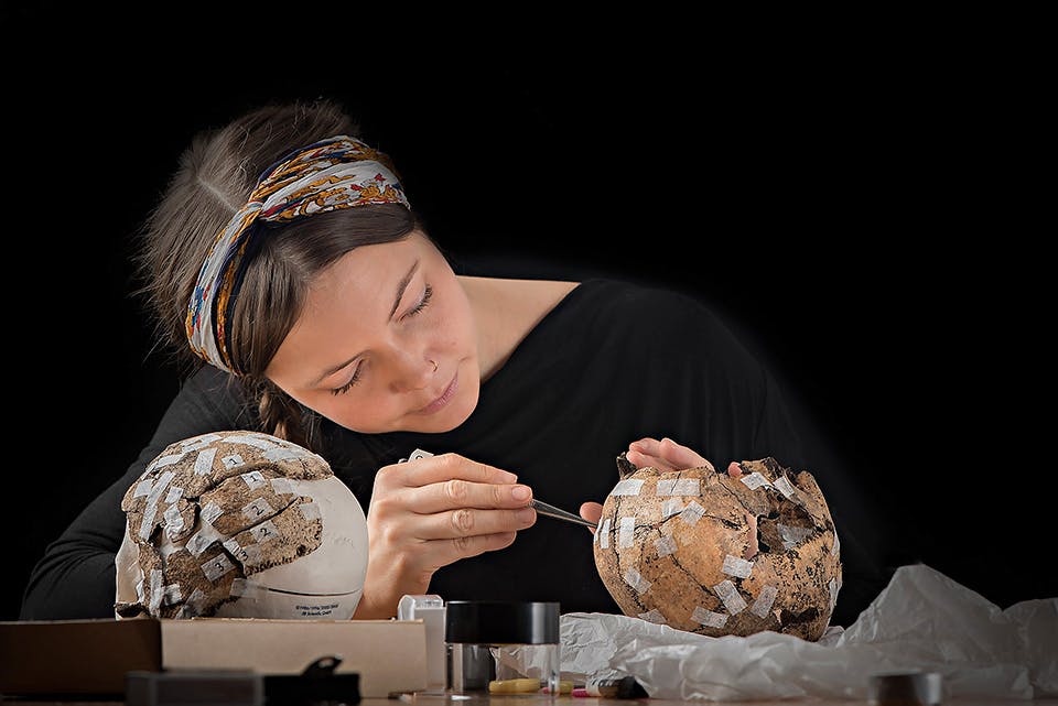 Massakern på Sandby borg, Öland. 400-talet efter Kristus. Skallar undersöks.