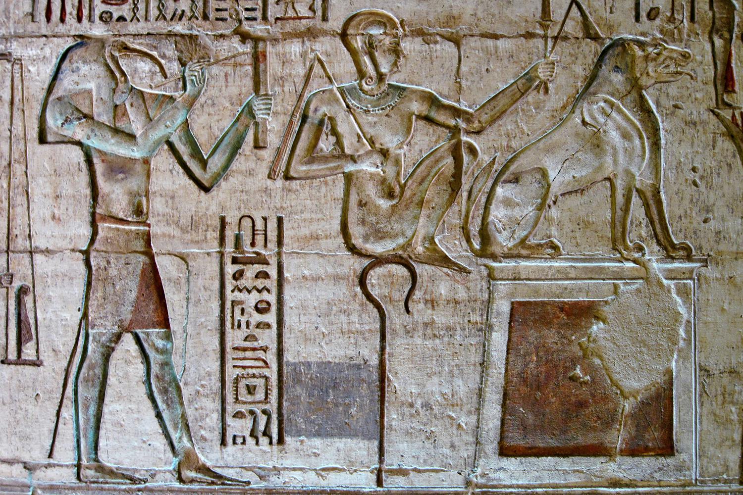 Den egyptiske guden Thot med ibishuvud på relief.