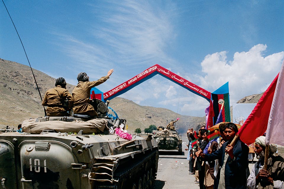 sovjetiska stridsvagnar lamnar kabul 1988