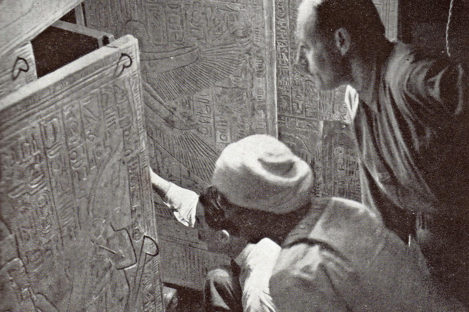 Howard Carter och två medhjälpare i Tutankhamuns gravkammare.