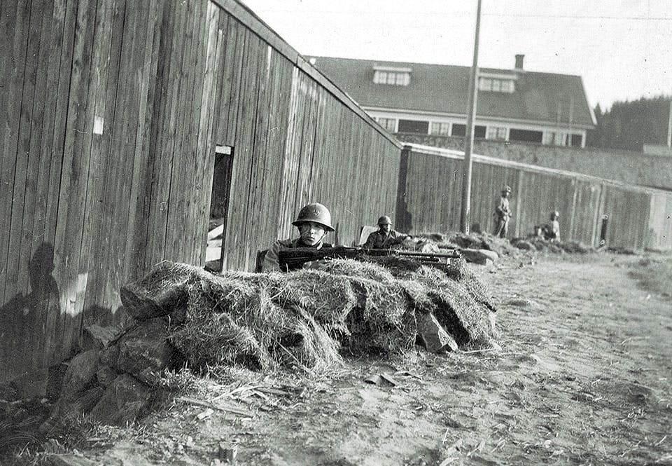 Militärer i ställning vid stuveribarackerna i Ådalen.