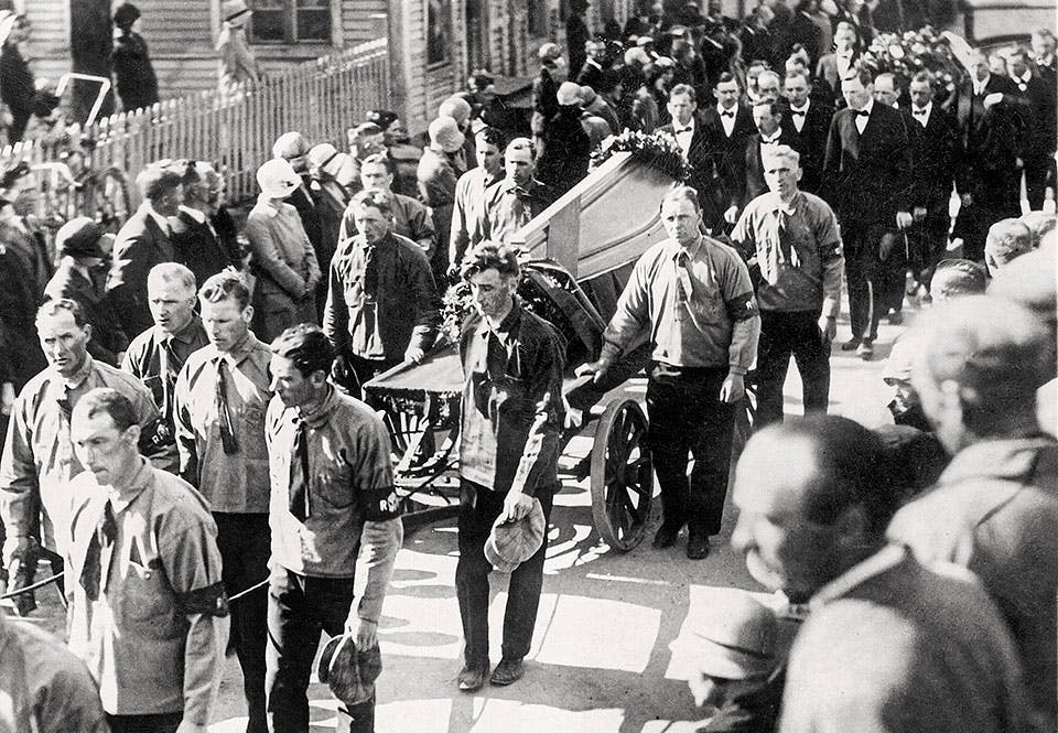 begravningståg för dödsoffren