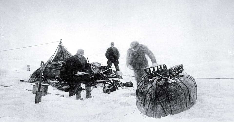 Till höger den kälkförsedda upp- och nedvända båten.