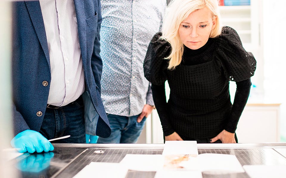 Bea Uusma undersöker de sidor i Andrées sista dagbok