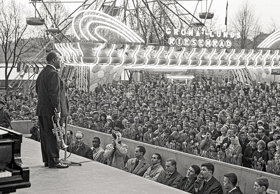 Louis Armstrong uppträder inför en stor publik på Gröna Lund