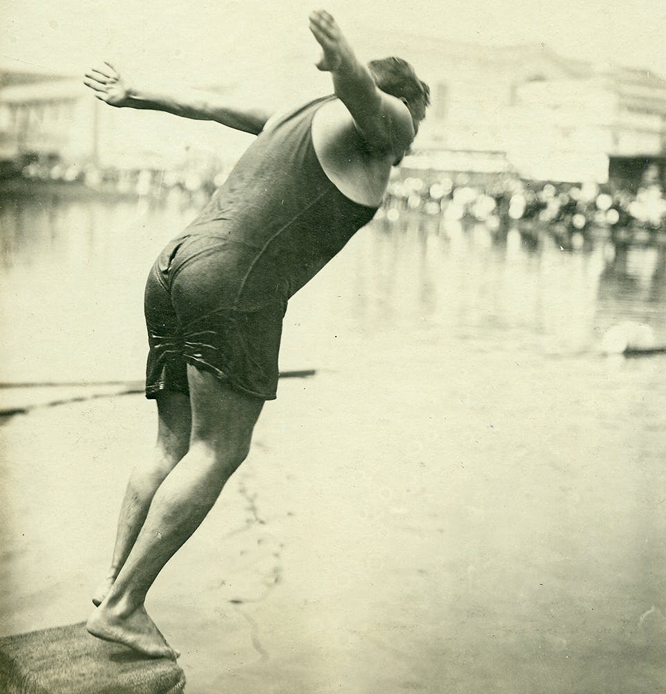 En deltagare tar sats för ett längddyk